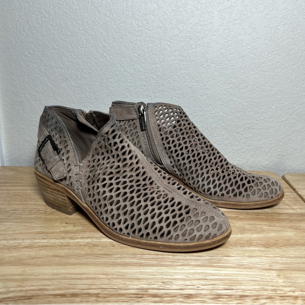 Vince Camuto phortiena ankle bootie 6.5